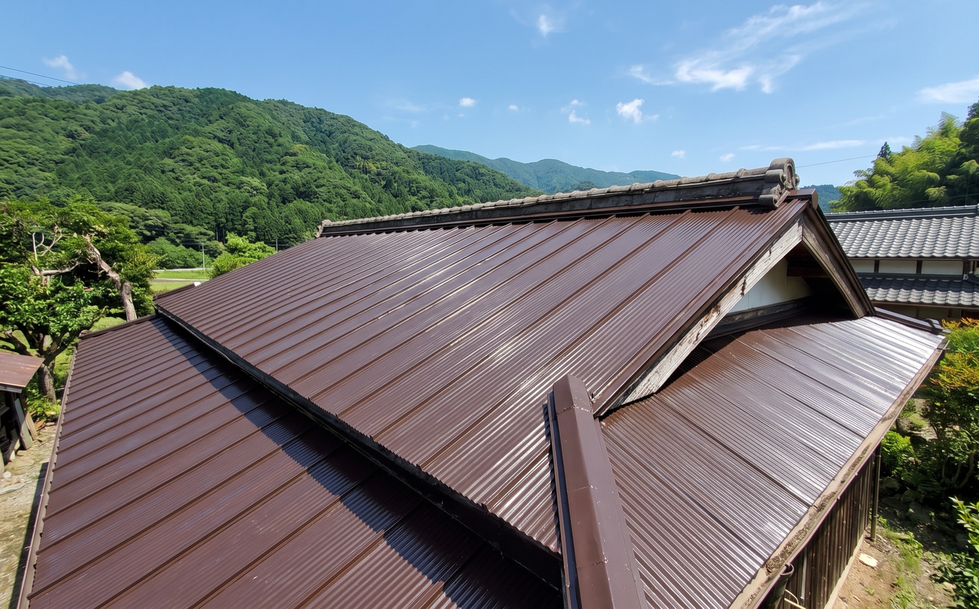 塗り替えを終えた住宅の屋根
